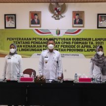 Mewakili Gubernur, Kepala BKD Lampung Yurnalis Serahkan SK CPNS Dan Kenaikan Pangkat