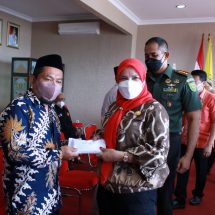 Dandim 0410/KBL Hadiri Penyerahan Bantuan Tunai Dari Walikota Eva Dwiana Kepada Kontingen Liga Santri Piala Kasad Tingkat Kodim