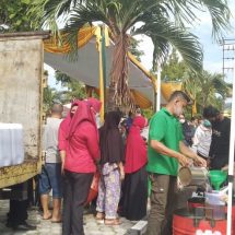 Pemprov Salurkan Minyak Curah 2000 Liter Untuk Masyarakat Di Halaman Kantor Disperindag