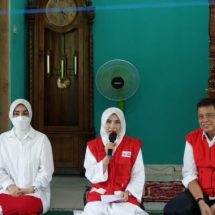 Ketua PMI Kabupaten Lampumg Selatan Hj.Winarni Serahkan Paket Buka Puasa PMI Provinsi Lampung Ke Masyarakat