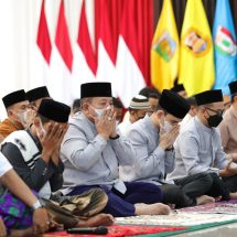 Sholat Ied Di Mahan Agung, Gubernur Arinal dan Ibu Riana Ucapkan Selamat Idul Fitri 1443 H kepada Masyarakat Lampung