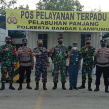 Pemudik Meningkat, Babinsa Koramil 410-01 Panjang Pantau Arus Balik Di Pelabuhan Panjang