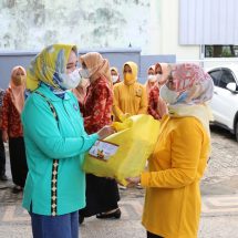 Program Siger Terus Bergerak, Riana Sari Arinal Salurkan Sembako Kepada Masyarakat Di Tiga Lokasi