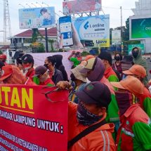 Gelar Aksi Tuntut Hak Gaji, Petugas Kebersihan Pemkot Bandarlampung Diancam Dipecat