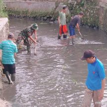 Program Jum’at Bersih, Babinsa Jajaran Kodim 0410/KBL Bersama Warga Dan Perangkat Kelurahan Bersihkan Sungai
