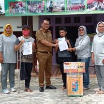 Kadinsos Lampung Aswarodi Serahkan Bantuan Usaha Ekonomi Produktif Untuk Dua Penyandang Disabilitas Di Tanggamus