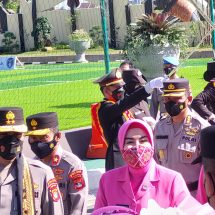 Kapolda Lampung Irjen Pol Akhmad Wiyagus Disambut Tradisi Pedang Pora