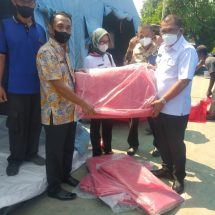 DWP Dinsos Lampung Serahkan Bantuan Sembako Program SIGER Untuk Korban Kebakaran Di Kota Karang