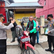 Himbau Warga Patuhi Prokes, Sat Binmas Polres Lampung Barat Bagikan Masker Gratis Kepada Masyarakat
