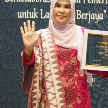 Bunda Hj.Winarni Terima Penghargaan Wanita Inspiratif Penanganan Stunting IKWI Award 2022