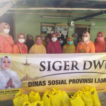 Dharma Wanita Persatuan Dinas Sosial Provinsi Lampung Kembali Salurkan Bantuan Melalui Program SIGER