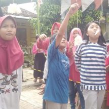 Lomba Makan Kerupuk Dan Joget Balon Meriahkan Peringatan HUT RI Ke 77 Di Gang Sari RT 05 Jagabaya II