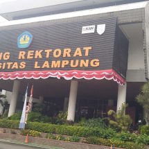 Tim Penyidik KPK Bawa Lima Koper Dari Geledah Gedung Rektorat Unila