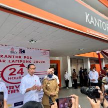 Presiden Joko Widodo Pantau Langsung Pembagian BLT BBM Di Lampung