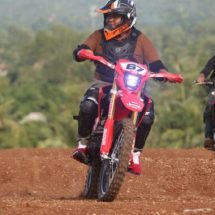 Jelang Kejuaraan Motocross, Bupati Nanang Ermanto Rutin Latihan Sirkuit Di Way Ragom