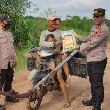 Kapolsek Rawapitu Iptu Mukhlis dan Jajaran Berikan Bantuan Sembako Kepada Sopir Angkutan Yang Melintas