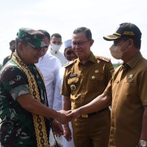 Ketua DPRD Mingrum Gumay Sambut Kunker KSAD Di Bandara Radin Intan II