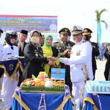 Wagub Chusnunia Chalim dan Forkopimda Provinsi Lampung Hadiri Upacara HUT TNI AL Ke-77 Di Mako Lanal Lampung Caligi