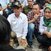 Wagub Lampung Chununia Chalim Dampingi Ketua DPRD Mingrum Gumay Temui Massa Aksi Demo