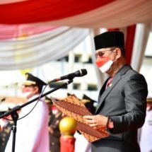 HUT RI Ke 77, Ketua DPRD Mingrum Gumay Bacakan Teks Proklamasi
