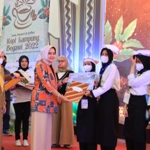 Ketua TP. PKK Riana Sari Arinal Hadiri Lomba Tata Hidang Makanan Berbahan Dasar Kopi Pada Event Kopi Lampung Begawi Tahun 2022