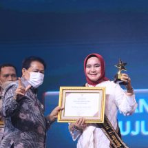 Bunda Literasi Provinsi Lampung Riana Sari Arinal Menerima Penghargaan Nugra Jasa Dharma Pustaloka 2022