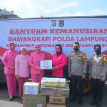 Ibu Ketua Bhayangkari Daerah Lampung, Serahkan Bantuan Langsung Korban Gempa Cianjur