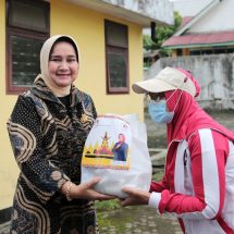 Ketua LKKS Provinsi Lampung Riana Sari Arinal Bagikan Sembako Program Siger Di Sejumlah Tempat