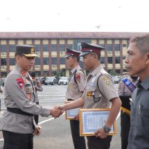 Kapolda Lampung Irjen Pol Akhmad Wiyagus Pimpin Upacara HUT Satpam Ke-42, Berikan Penghargaan Satpam Berprestasi