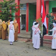 Pimpin Upacara di Sekolah Dasar, Babinsa Koramil 410-03/TBU Tanamkan Kedisiplinan dan Cinta Tanah Air