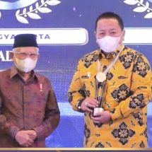 Gubernur Arinal Djunaidi Menerima Penghargaan Peringkat Madya Kategori Kemitraan Tingkat Daerah Dari KPPU RI