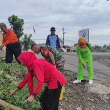 Bersinergi, Babinsa Koramil 410-06/Kedaton Bersama Lurah dan Warga Rajabasa Gotong Royong Laksanakan Jum’at Bersih