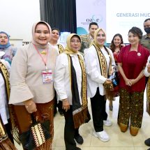 Ketua TP PKK Provinsi Lampung Dampingi Ibu Negara Iriana Joko Widodo Tinjau Sosialisasi Bahaya Narkoba Kepada Sejumlah Siswa SMA
