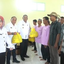 Rangkaian HUT Lampung ke-59, Pemprov Bagikan 50 Paket Sembako Untuk Warga Panti UPTD Mardiguna, dan LKS Sinar Jati