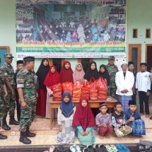 Jelang Berbuka Puasa, Personel Kodim 0410/KBL Bagi Bagikan Makanan Gratis Untuk Masyarakat