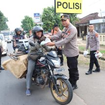 Berhentikan Pengguna Jalan, Polres Lampung Timur Bagi Ta’jil Gratis