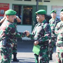 Dandim 0410/KBL Letkol Arm Tri Arto Berikan Penghargaan Kepada Personel Berprestasi