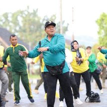 Hari Jadi Provinsi Lampung Ke- 59, Gubernur Arinal Djunaidi dan Jajaran Serta Masyarakat Ikuti Senam Kesegaran Jasmani di PKOR Wayhalim