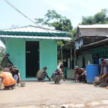 Percantik Bangunan Posyandu, Satgas TMMD Ke 166 Kodim 0410/KBL Lanjutkan Pembuatan Taman Berukuran Mini