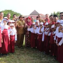 Bupati Nanang Ermanto Ajak Anak Anak SDN 3 Way Urang Tanam Cabai dan Bawang di Kebun Edukasi