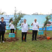 Peringatan Hari Lingkungan Hidup Sedunia 2023, Pemprov Lampung Serahkan Bibit Pohon di Wisata Krakatau Park