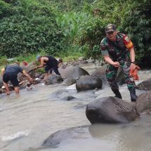 Waspada Banjir, Babinsa Koramil 410-03/TBU Kodim 0410/KBL Bersama Lurah dan Warga Gotong Royong Bersihkan Sungai