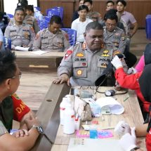 Sambut Hari Bhayangkara Ke-77, Polres Tulang Bawang Bersama TNI Gelar Bakti Kesehatan