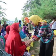 Ketua LKKS Riana Sari Serahkan Bantuan, Peringati Hari Lanjut Usia Nasional ke-29 di Pekon Pringsewu Timur