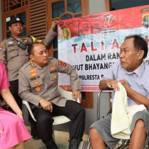 Hari Bhayangkara Ke 77, Kapolresta Didampingi Ketua Bhayangkari Cabang Kota Bandar Lampung Berikan Tali Asih Kepada Purnawirawan Polri dan Anggota Polri Yang Sakit