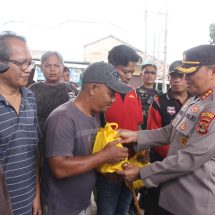 Pelayanan Presisi, Kapolresta Bandar Lampung Bagikan Paket Bantuan Sosial Kepada Masyarakat Kurang Mampu