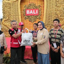 Riana Sari Arinal Berbagi Souvenir dan Paket Sembako Program Siger Ke Peserta Jumbara PMR Tingkat Nasional IX Tahun 2023