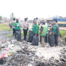 Polres Tulang Bawang, TNI dan Warga Bersihkan Sampah di Terminal Pasar Unit 2