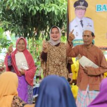 Hari Lanjut Usia Nasional, Ketua LKKS Riana Sari Arinal Bagikan Sembako di Tegineneng