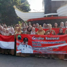 Pemkab Lampung Selatan Bagi Bagi Bendera Merah Putih di Tugu Adipura Kalianda